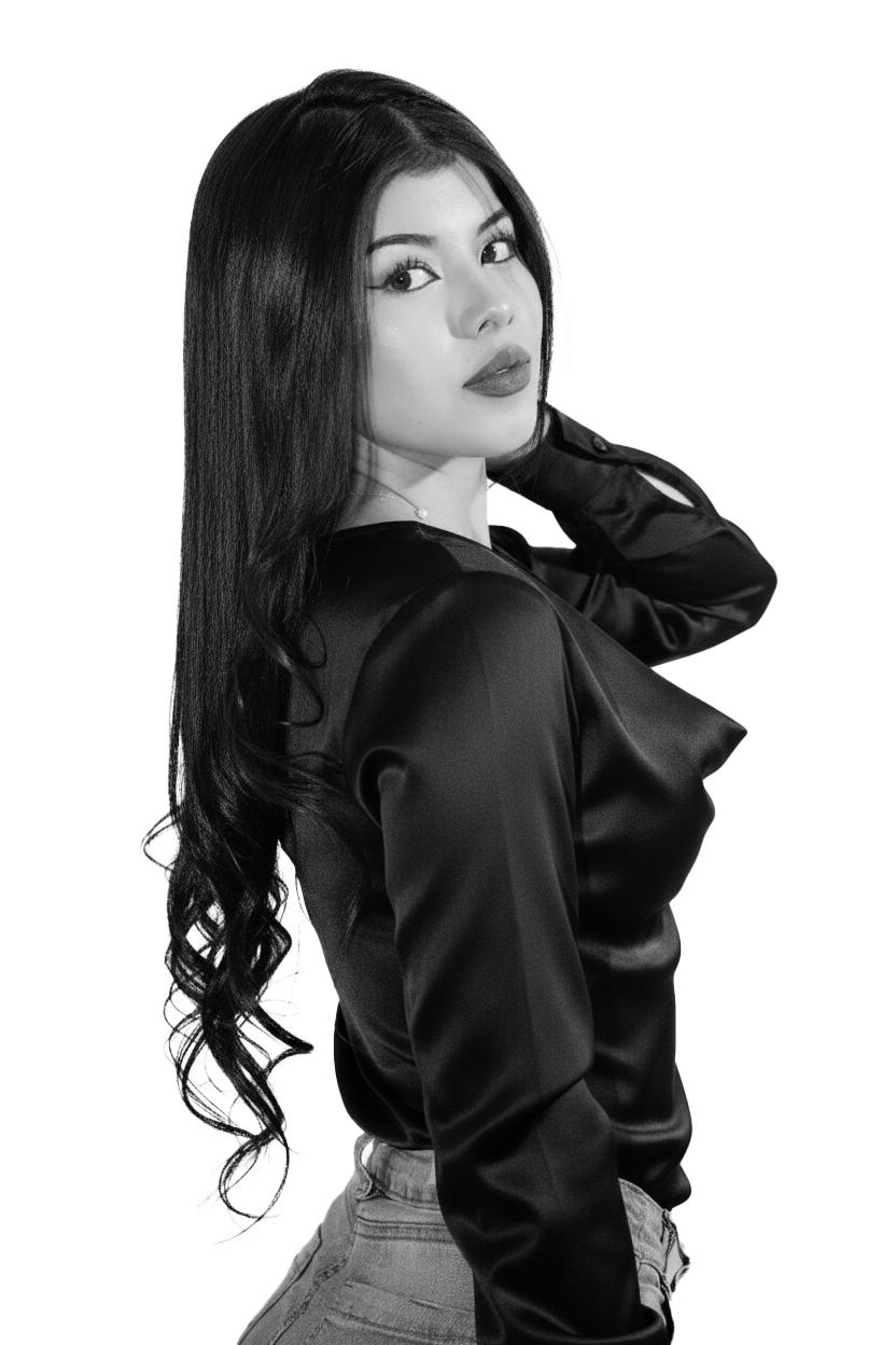 Paula Vega posando con blusa negra